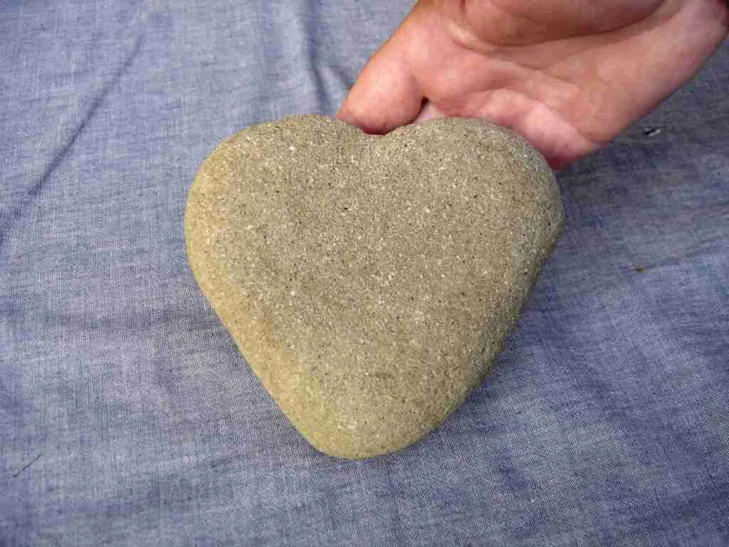 41. Kamenné srdce v dlani